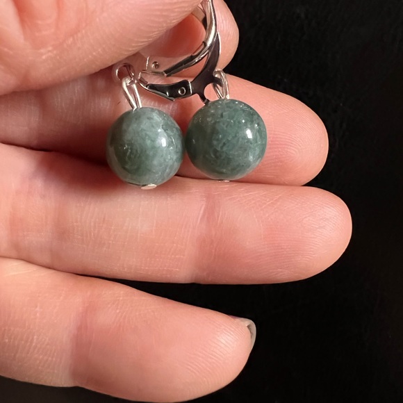 Genuine 60-61mm jade bangle and silver plated earrings set - Picture 2 of 3